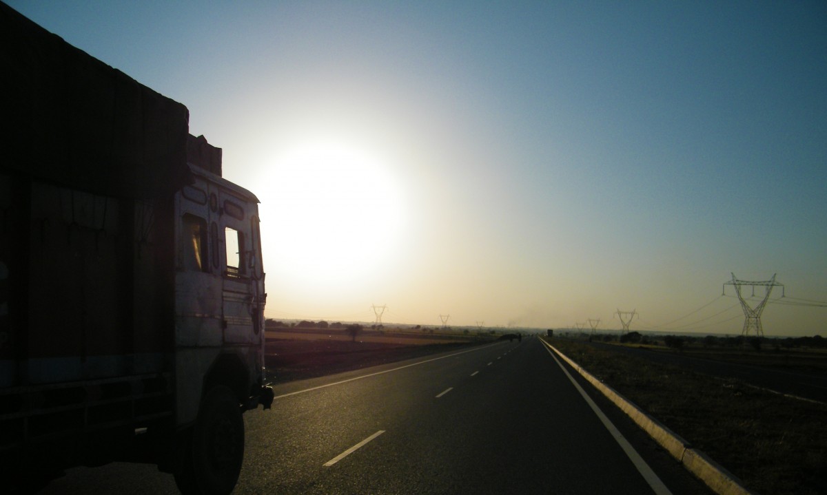 camion sur route couche de soleil